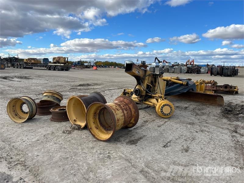 Quantity of (13) Misc. grader parts - Fits John De Andere Zubehörteile