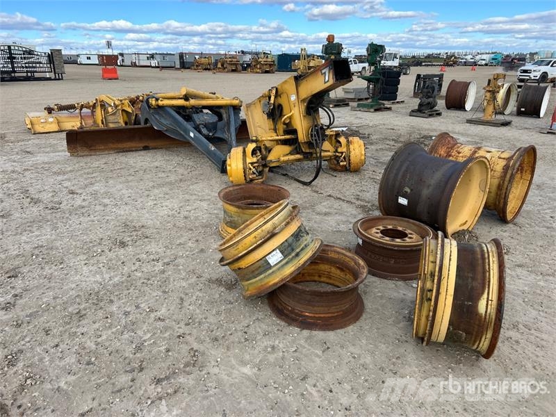 Quantity of (13) Misc. grader parts - Fits John De Andere Zubehörteile