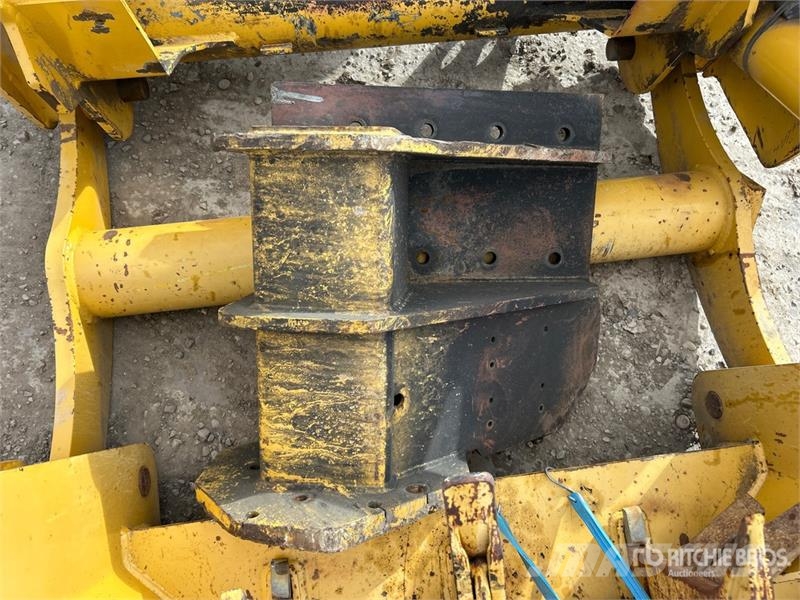 Quantity of (13) Misc. grader parts - Fits John De Andere Zubehörteile