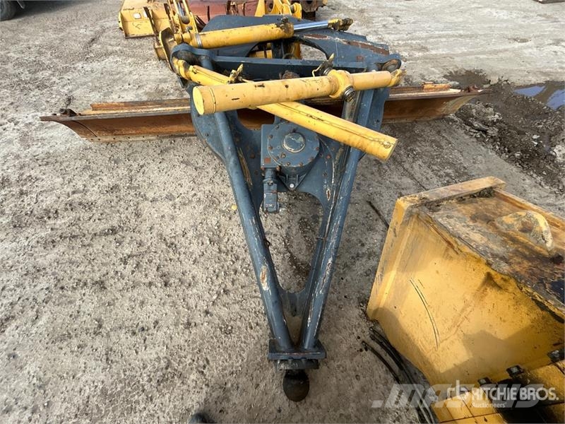Quantity of (13) Misc. grader parts - Fits John De Andere Zubehörteile