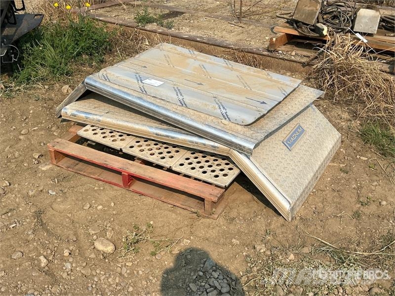 Quantity of (13) Pallets of Parts 其他組件