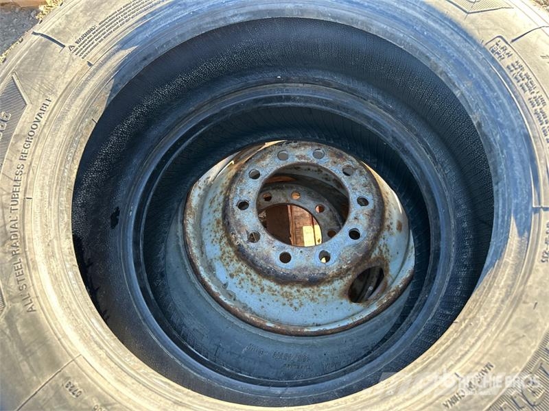 Quantity of (14) 255/70R22.5 Tires Pneumatiky, kola a ráfky