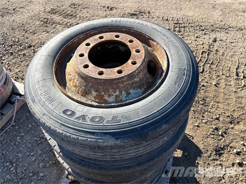 Quantity of (14) 255/70R22.5 Tires Pneumatiky, kola a ráfky