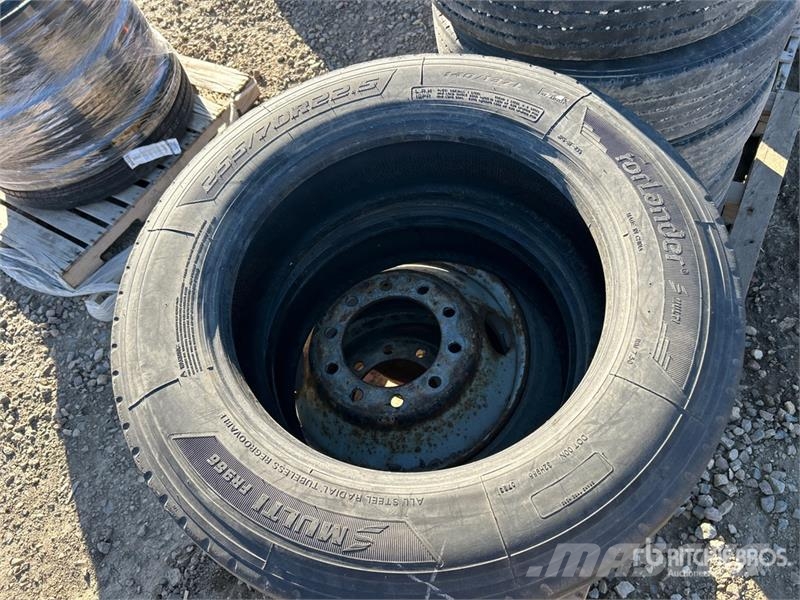 Quantity of (14) 255/70R22.5 Tires Pneumatiky, kola a ráfky