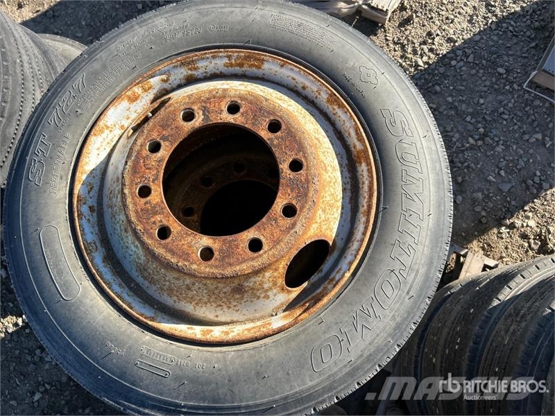Quantity of (14) 255/70R22.5 Tires Pneumatiky, kola a ráfky