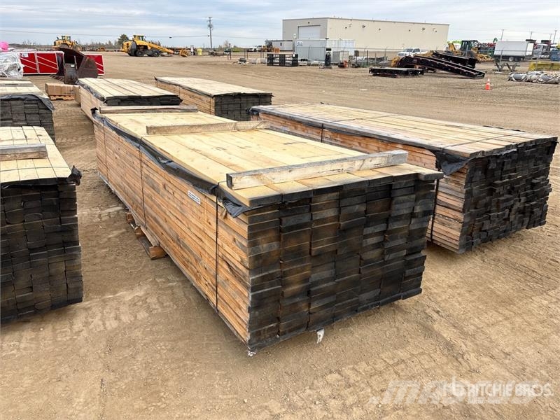 Quantity of (147) 2 x 8 x 14 ft Lumber Andre komponenter