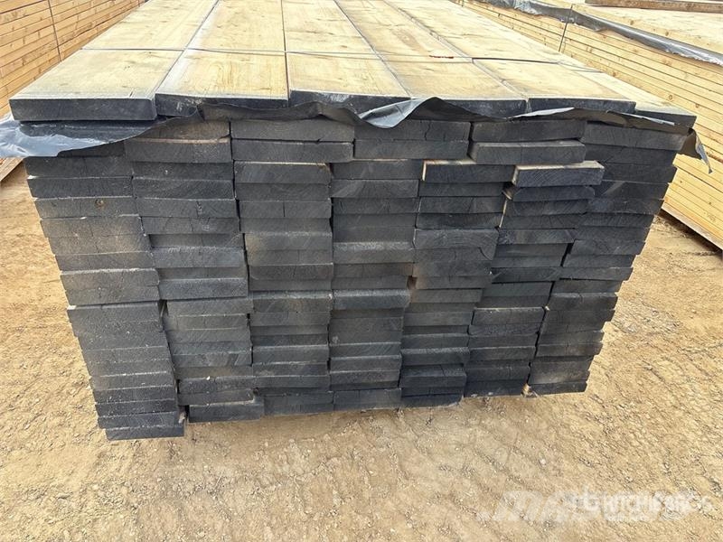 Quantity of (147) 2 x 8 x 16 ft Lumber Andre komponenter