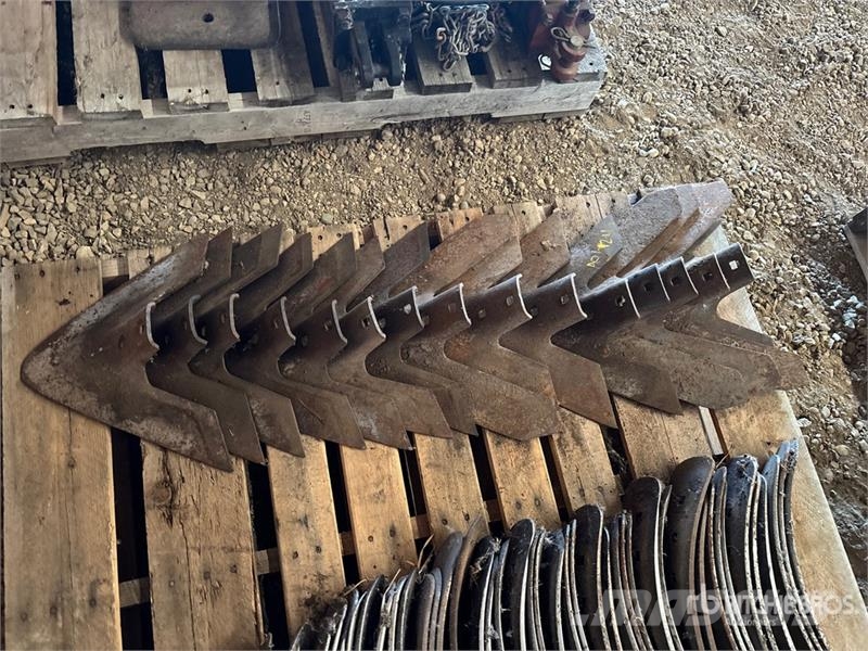 Quantity of (15) 15 in Cultivator Shovel, (40) 17 Andre komponenter
