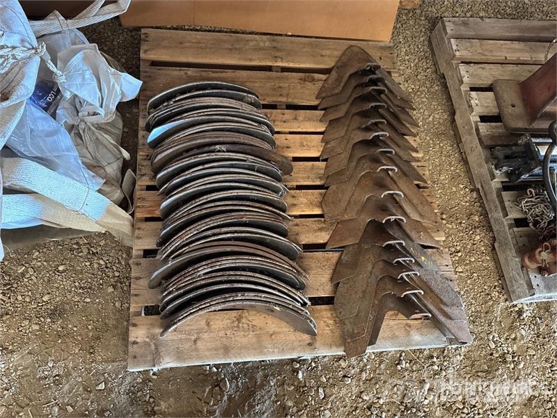 Quantity of (15) 15 in Cultivator Shovel, (40) 17 Andre komponenter
