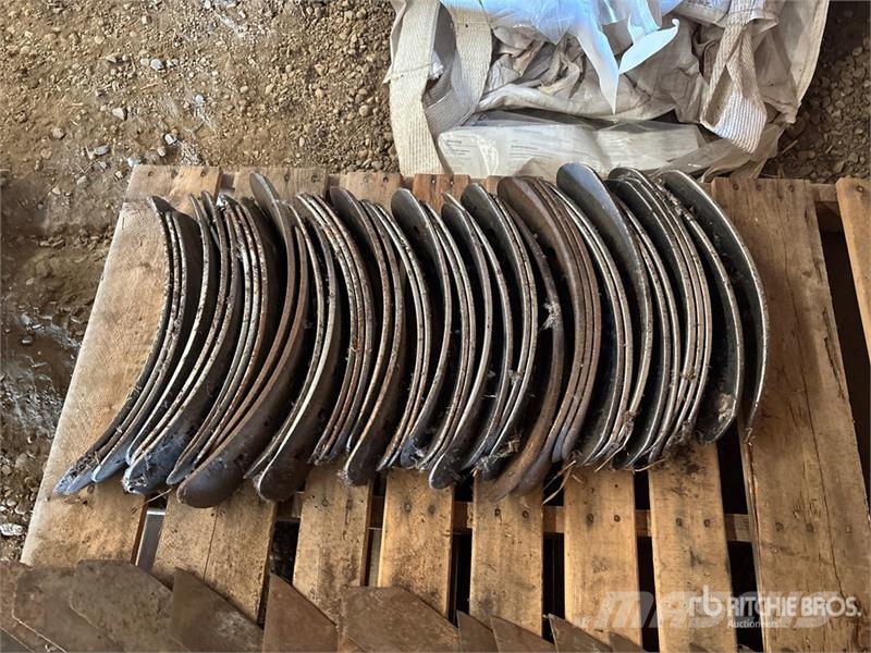Quantity of (15) 15 in Cultivator Shovel, (40) 17 Andre komponenter