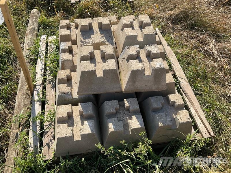  Quantity of (15) Deck Foundation Blocks مكونات أخرى