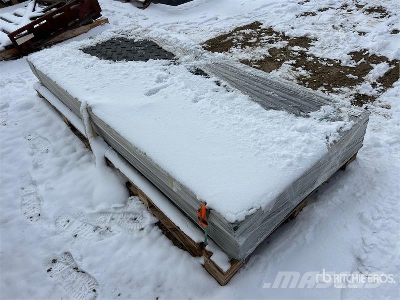  Quantity of (15)  FPM 94 in x 41 in Mats (Unused) Ostalo za građevinarstvo