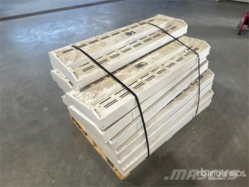 Quantity of (15) Neon Bulbs and Lighting Fixtures Drugi deli