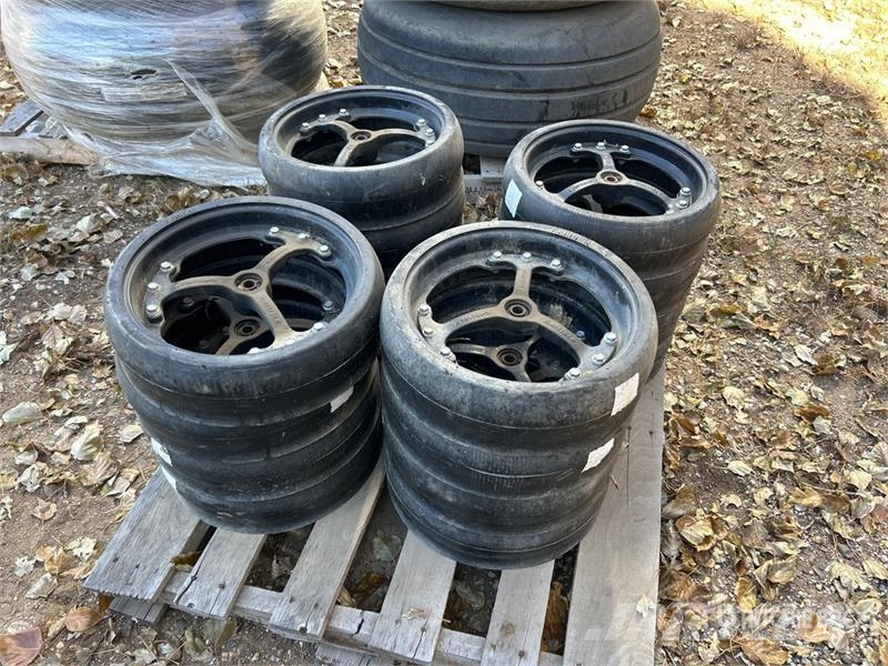  Quantity of (16) 3 Spoke Gauge Wheels مكونات أخرى