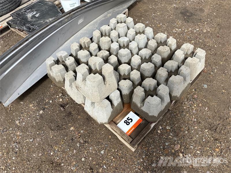  Quantity of (16) Concrete Deck Blocks 吊车起重机、绞车吊货机和物料升降机