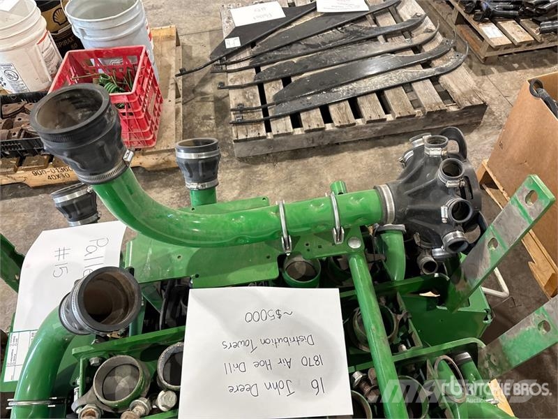 Quantity of (16) John Deere 1870 Air Hoe Drill Dis Andre komponenter