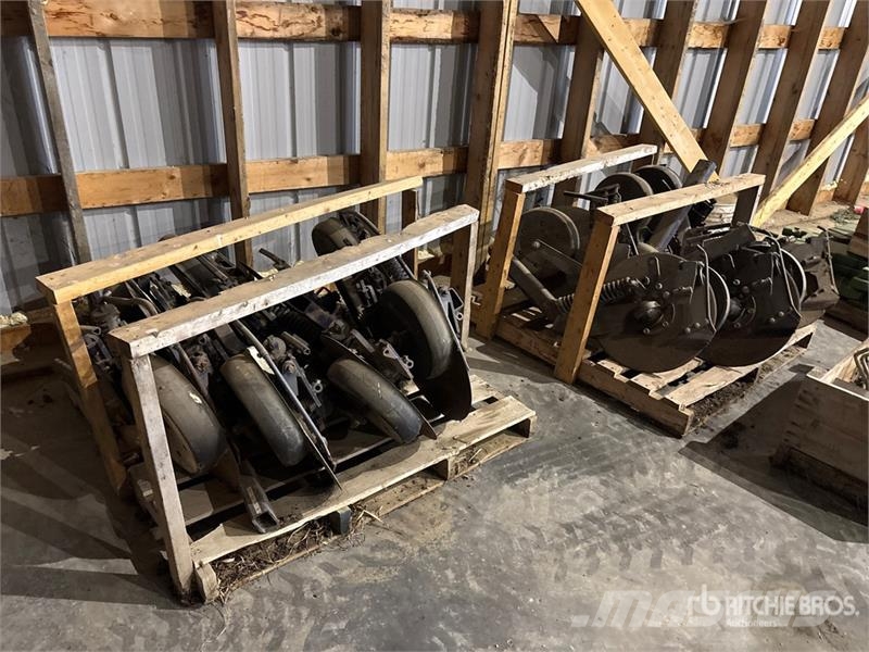 Quantity of (17) Morris Mid Row Banders Lauksaimniecība- Citi