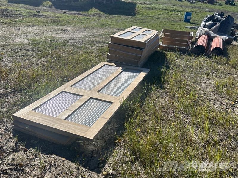 Quantity of (17) Roll-Up Sheet Doors, Wood & Glass Andre komponenter