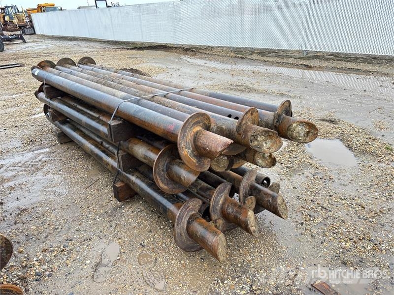Quantity of (18) 5.5 in x 11 ft Screw Pilings Sonstige Baumaschinen