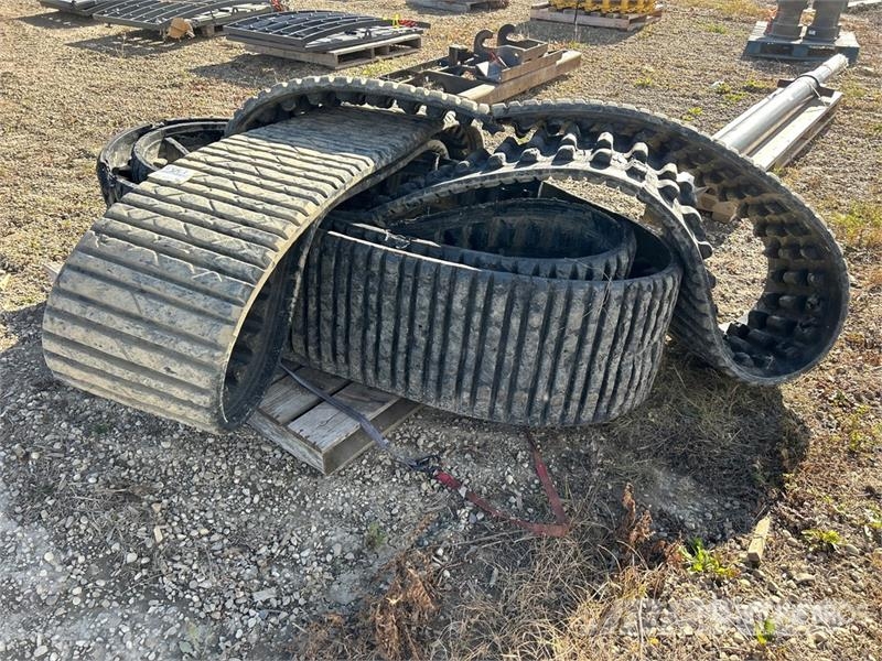 Quantity of 18in Wide Rubber Tracks Andre komponenter