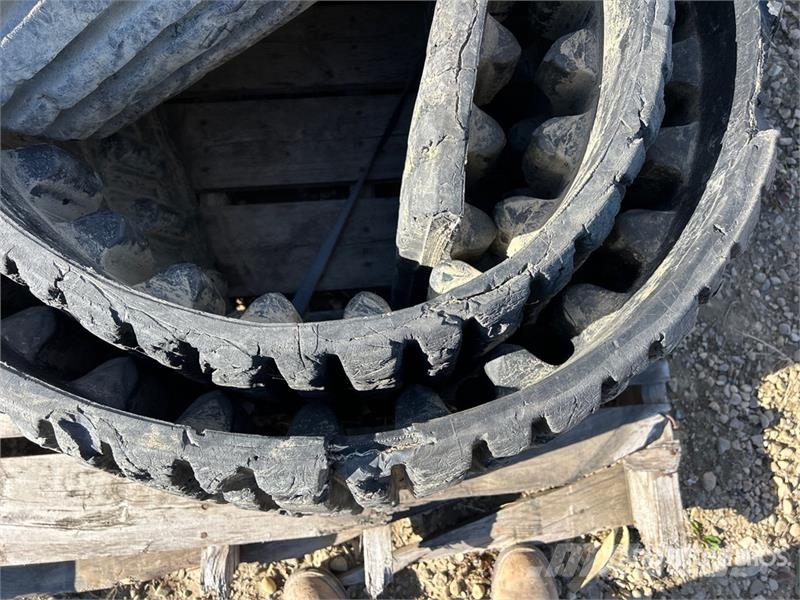 Quantity of 18in Wide Rubber Tracks Andre komponenter