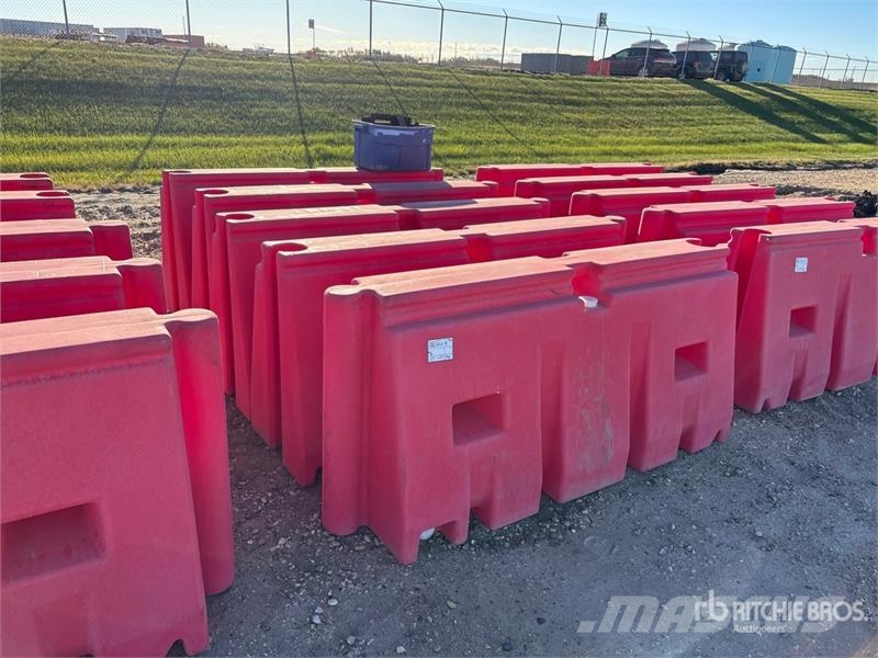 Quantity of (19) Berm Blocks Andre komponenter