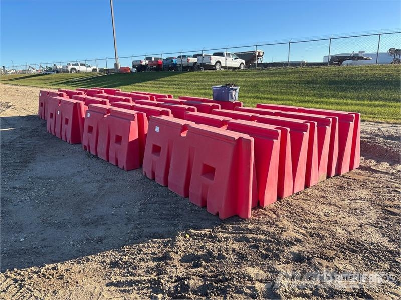 Quantity of (19) Berm Blocks Andre komponenter