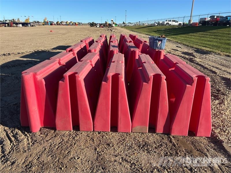 Quantity of (19) Berm Blocks Andre komponenter