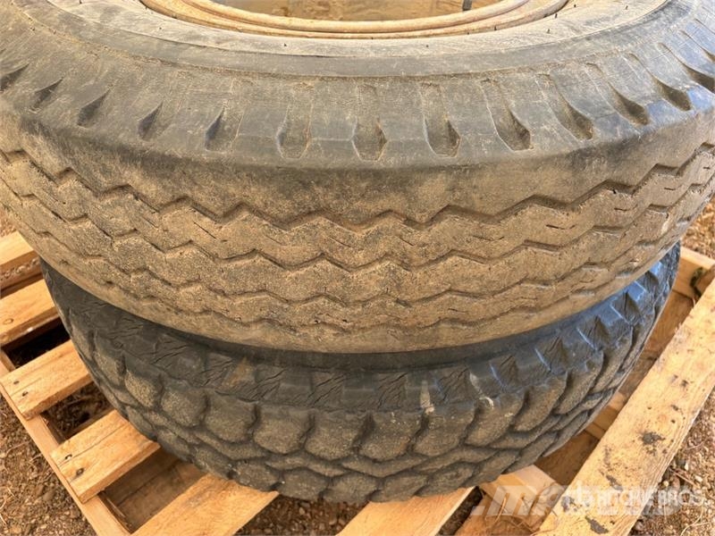  Quantity of (2) 10.00-20 Tires Opony, koła i felgi