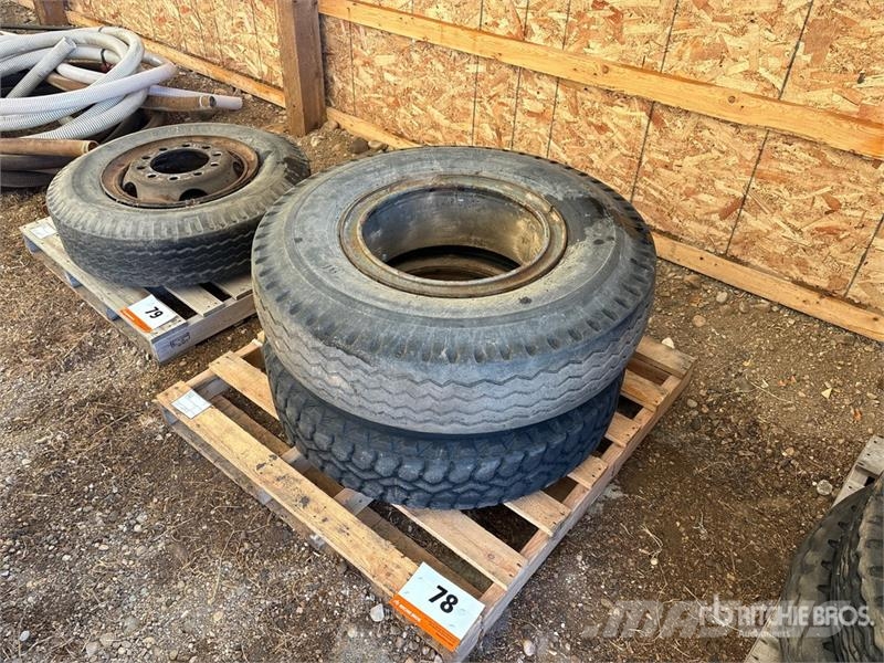 Quantity of (2) 10.00-20 Tires Banden, wielen en velgen