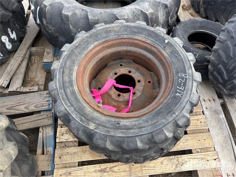 Quantity of (2) 10-16.5 Tires Gume, točkovi i felne