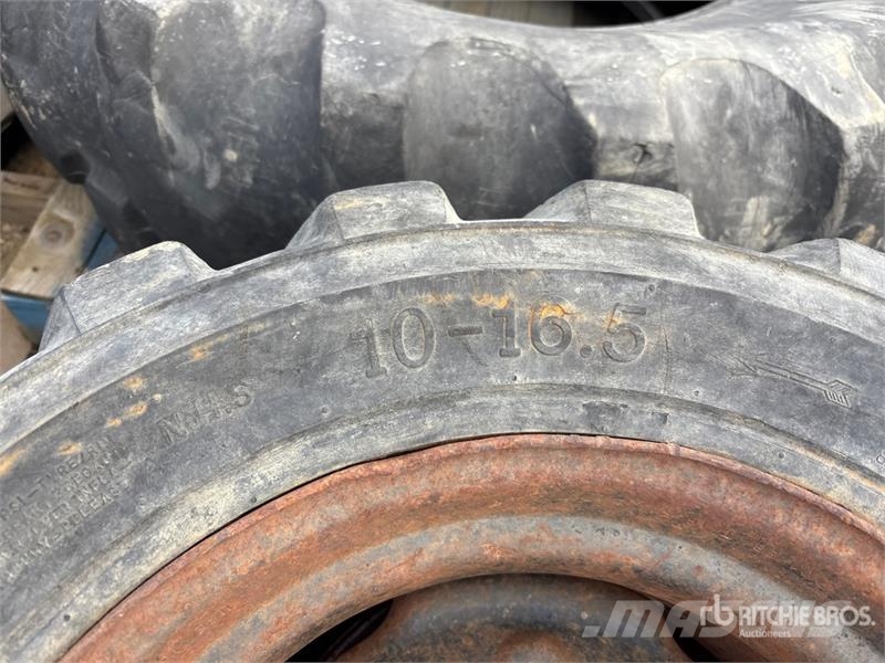 Quantity of (2) 10-16.5 Tires Gume, točkovi i felne