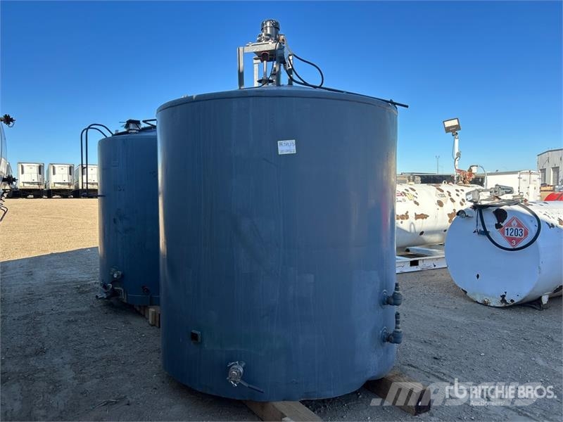 Quantity of (2) 1000 gal Steel Food Grade Storage Degvielas un piedevu tvertnes