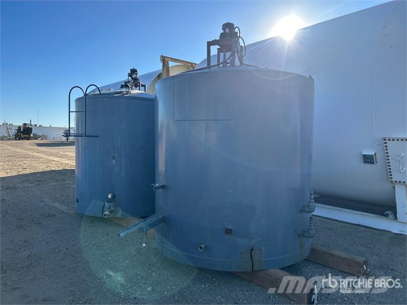 Quantity of (2) 1000 gal Steel Food Grade Storage Degvielas un piedevu tvertnes