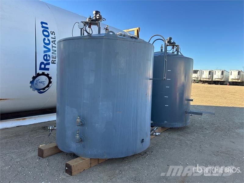 Quantity of (2) 1000 gal Steel Food Grade Storage Degvielas un piedevu tvertnes
