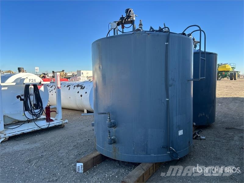 Quantity of (2) 1000 gal Steel Food Grade Storage Degvielas un piedevu tvertnes