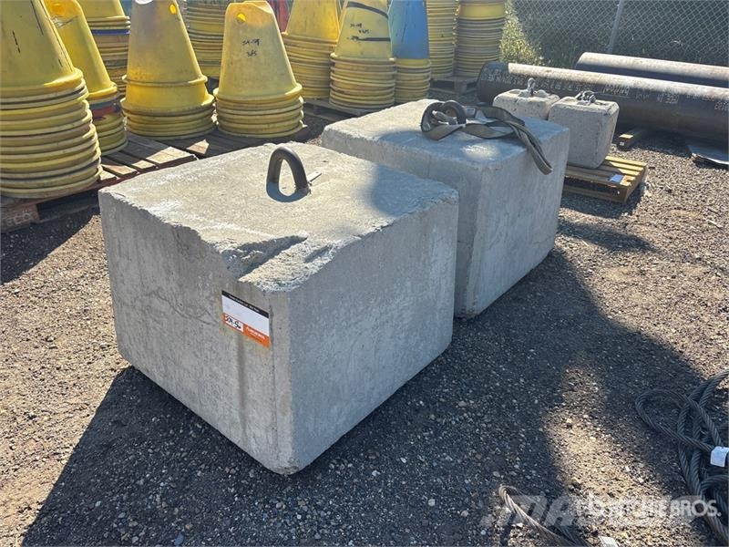 Quantity of (2) 1000 kg Concrete Weights Construction - Others