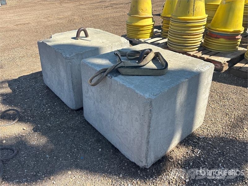 Quantity of (2) 1000 kg Concrete Weights Construction - Others