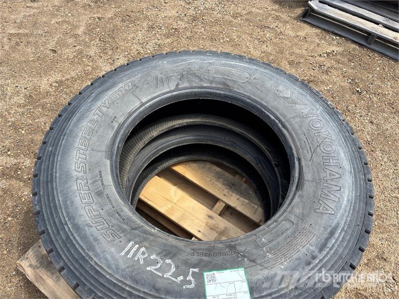 Quantity of (2) 11R22.5 Tires Opony, koła i felgi