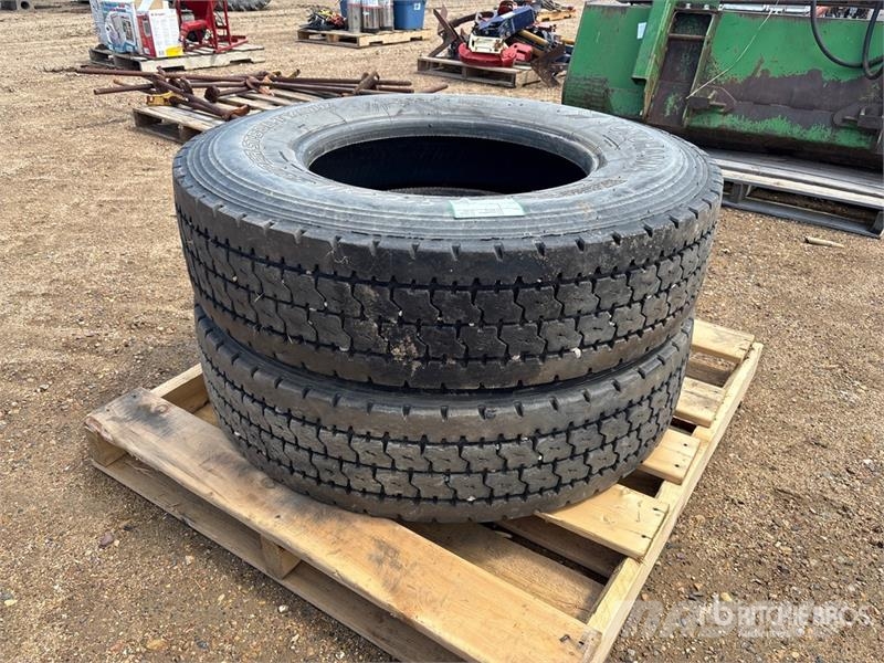 Quantity of (2) 11R22.5 Tires Opony, koła i felgi