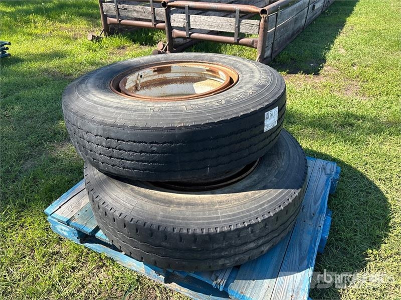 Quantity of (2) 11R22.5 Tires Tyres, wheels and rims
