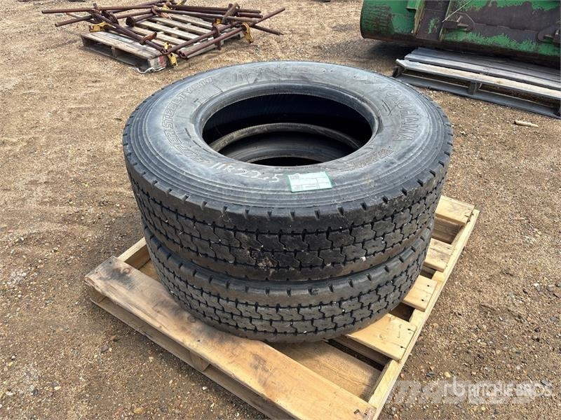 Quantity of (2) 11R22.5 Tires Opony, koła i felgi