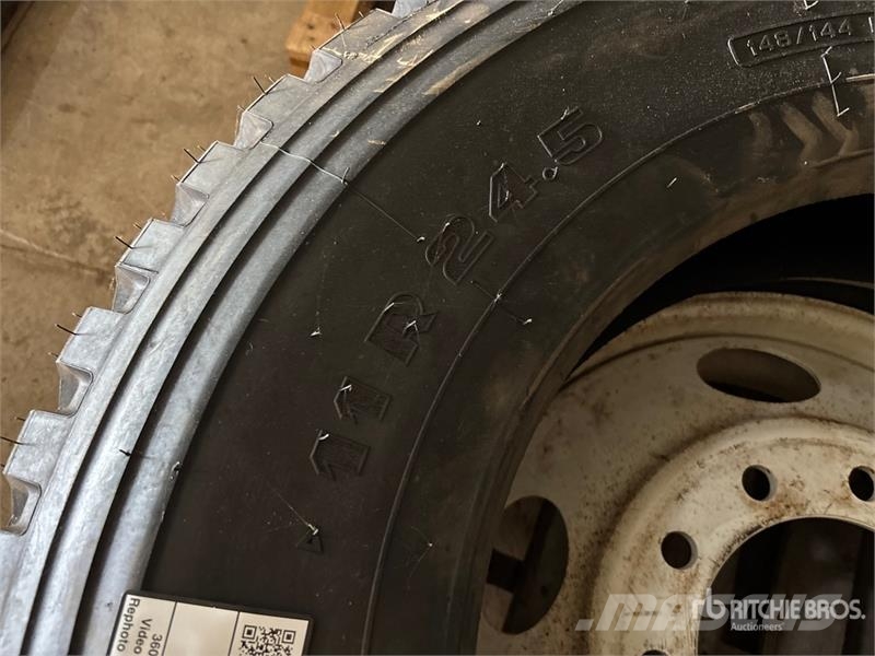 Quantity of (2) 11R24.5 Tires Gume, točkovi i felne
