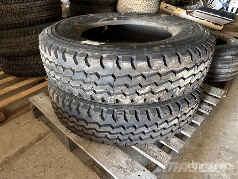 Quantity of (2) 11R24.5 Tires Gume, točkovi i felne