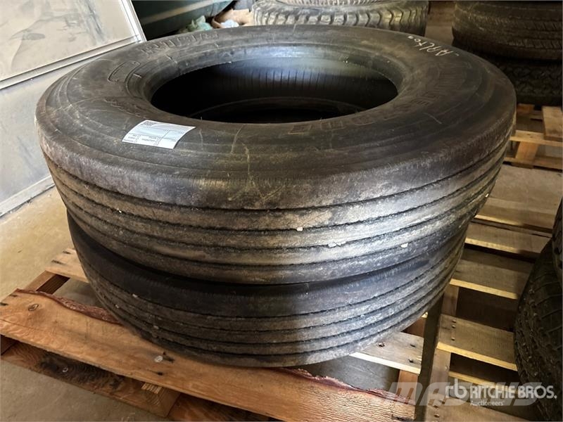  Quantity of (2) 11R24.5 Tires Gume, točkovi i felne