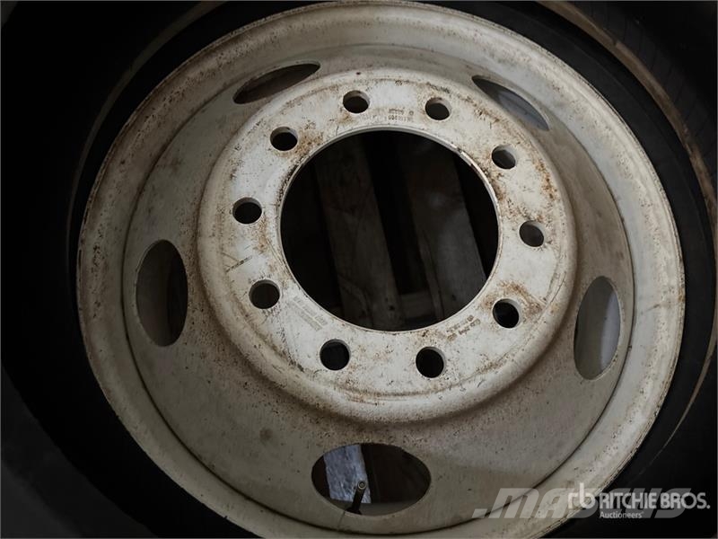 Quantity of (2) 11R24.5 Tires Gume, točkovi i felne