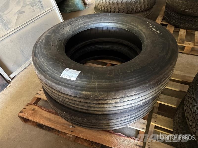  Quantity of (2) 11R24.5 Tires Gume, točkovi i felne