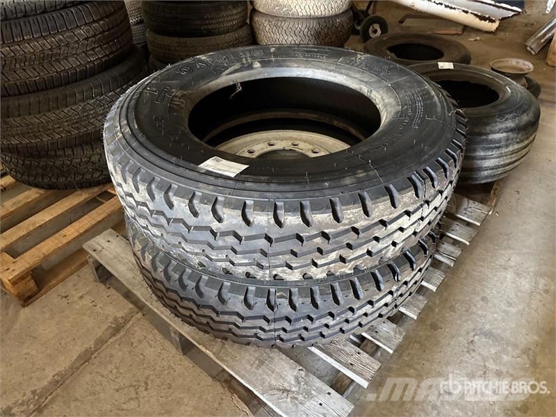 Quantity of (2) 11R24.5 Tires Gume, točkovi i felne