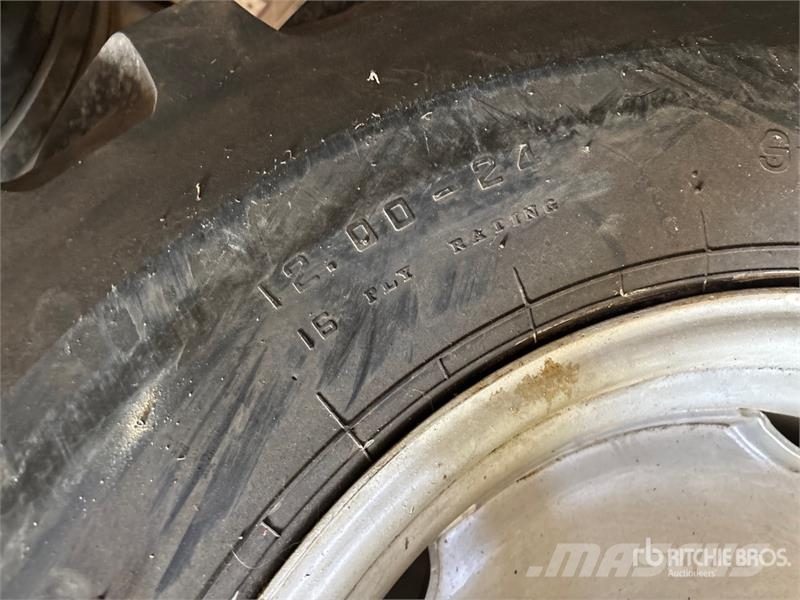  Quantity of (2) 12.00-24 Tires Gume, točkovi i felne