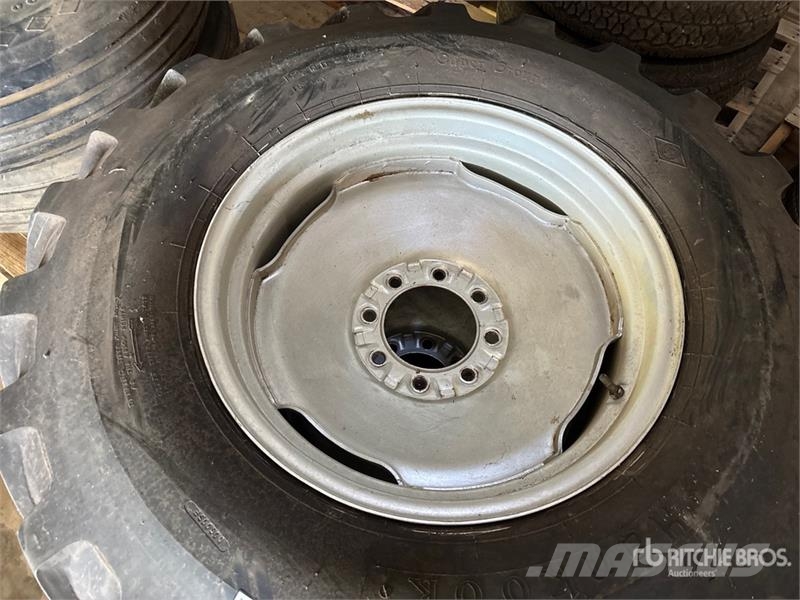 Quantity of (2) 12.00-24 Tires Gume, točkovi i felne